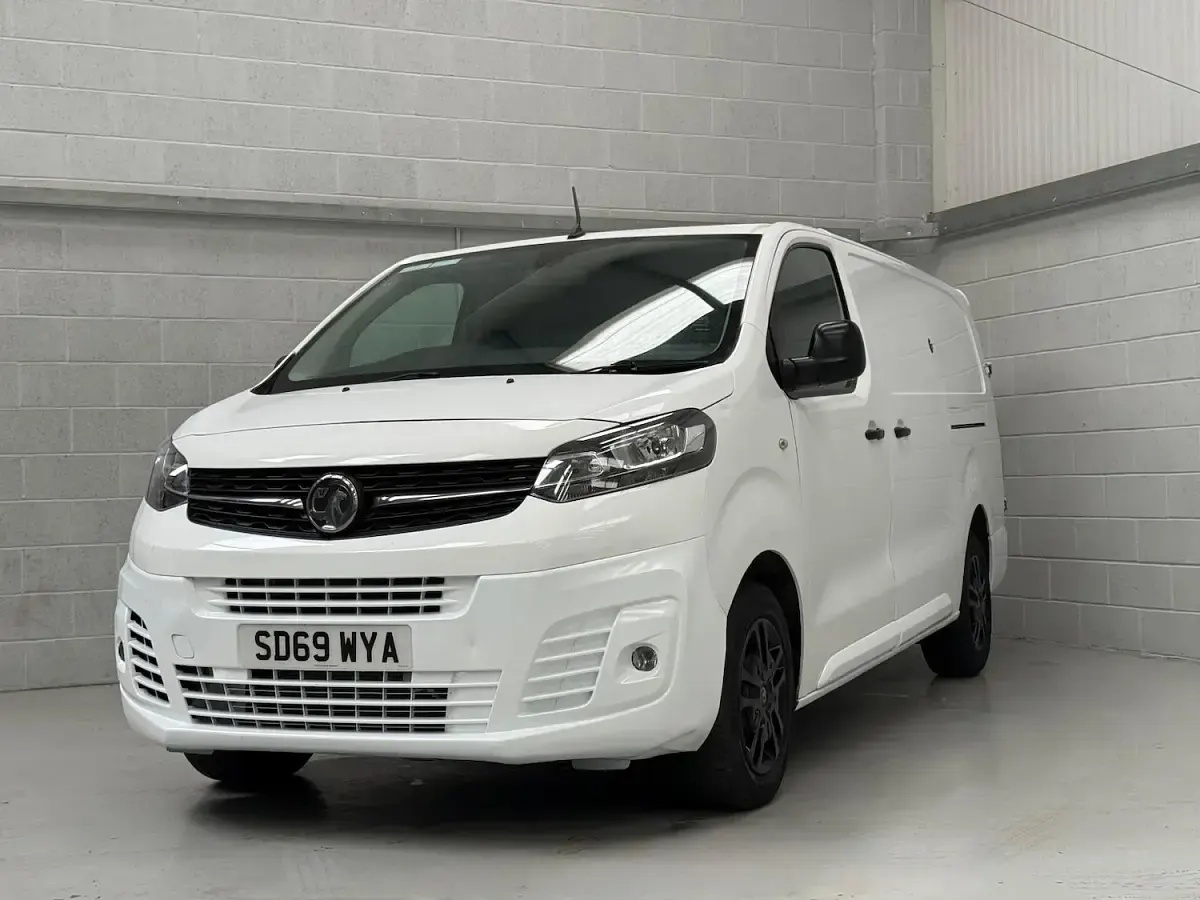 Used Vauxhall Vivaro 100 HP (73 kW) 2019 White MPV