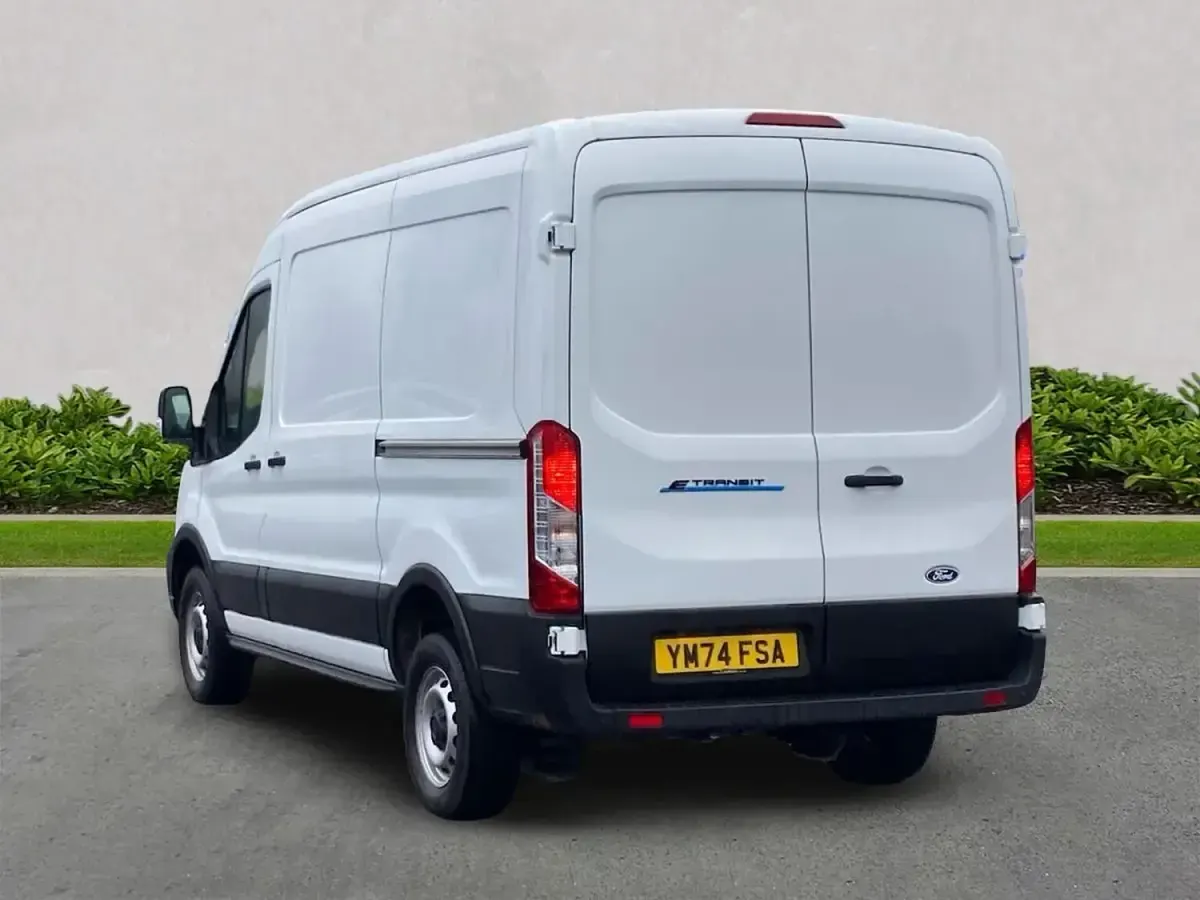 Begagnad Ford E-Transit 197 kW (269 HK) 2024 Vit Van