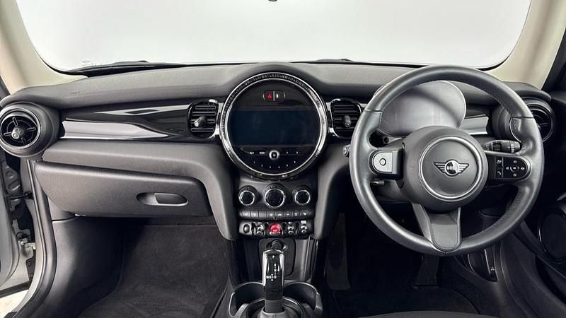 Usado Mini Cooper Classic 134 HP (98 kW) 2023 Prateado Citadino