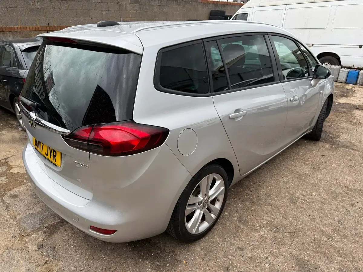 Usado Vauxhall Zafira SRi 2017 Plateado Monovolumen