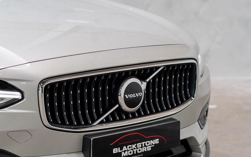 Used Volvo V90 CC 235 HP (172 kW) 2021 Gold Estate
