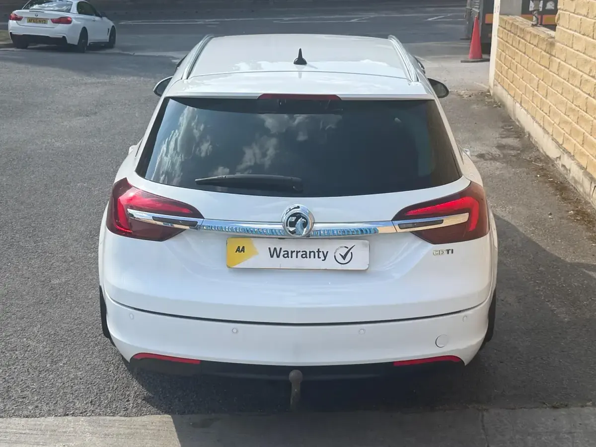 Used Vauxhall Insignia Elite 163 HP (119 kW) 2015 White Estate