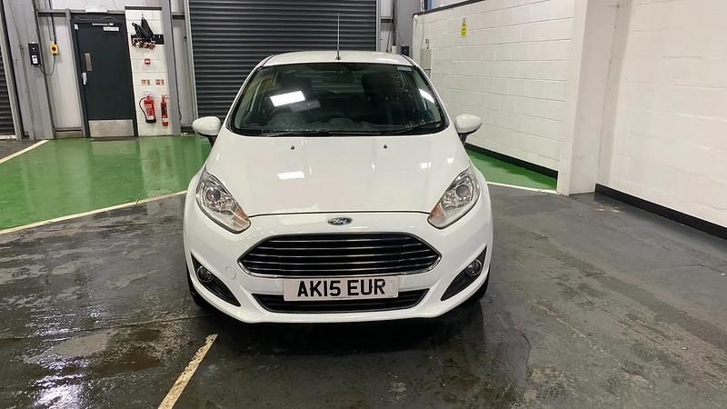 Used Ford Fiesta Zetec 100 HP (73 kW) 2015 White Hatchback