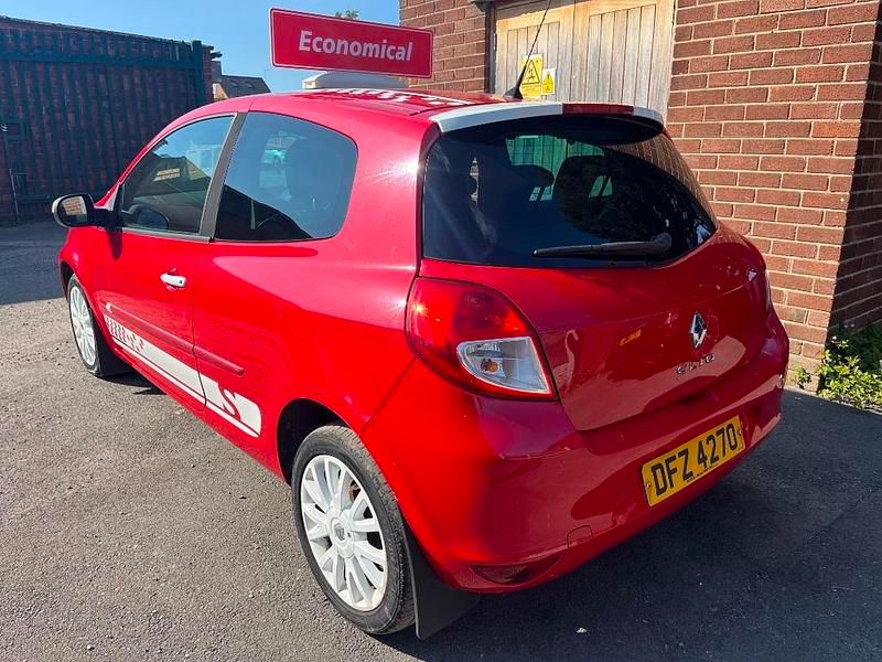 Used Renault Clio II 74 HP (54 kW) 2010 Red Hatchback
