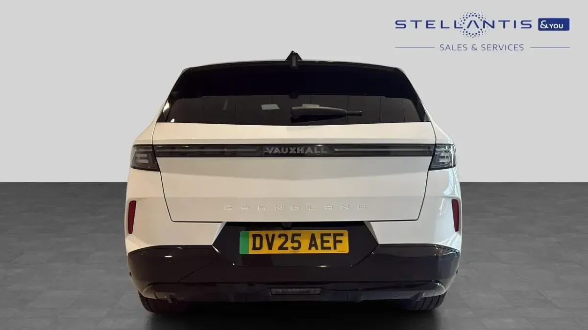 Used Vauxhall Grandland 154 kW (210 HP) 2025 White SUV