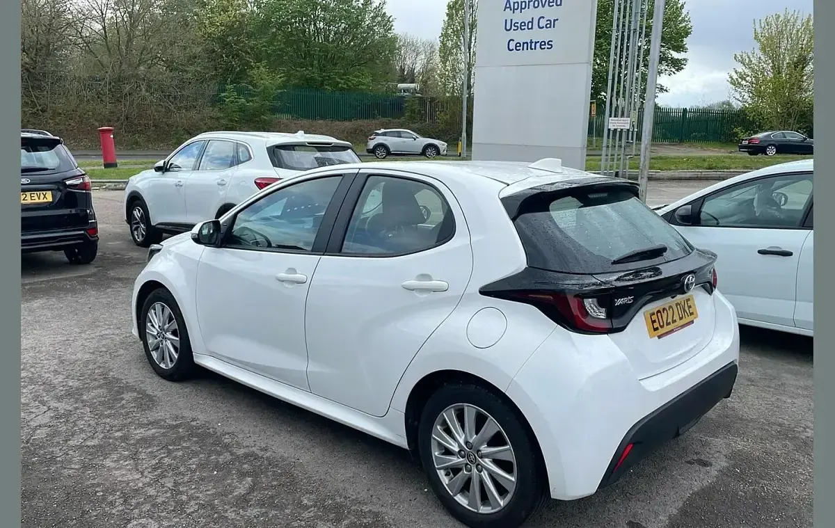 Used Toyota Yaris Hybrid 114 HP (83 kW) 2022 White Hatchback
