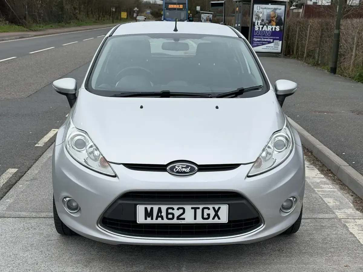 Używany Ford Fiesta Zetec 94 KM (69 kW) 2012 Srebrny Hatchback