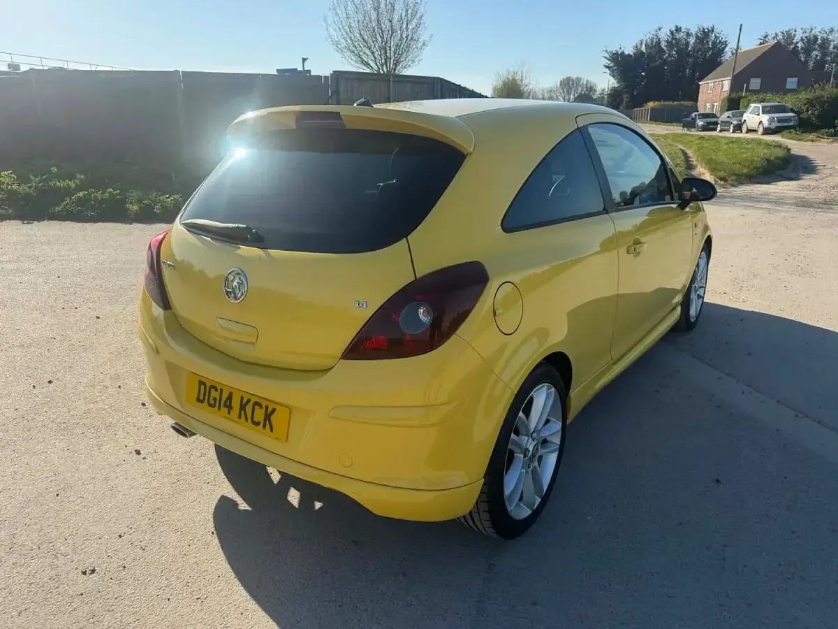 Usado Vauxhall Corsa SRi 2014 Amarelo Citadino