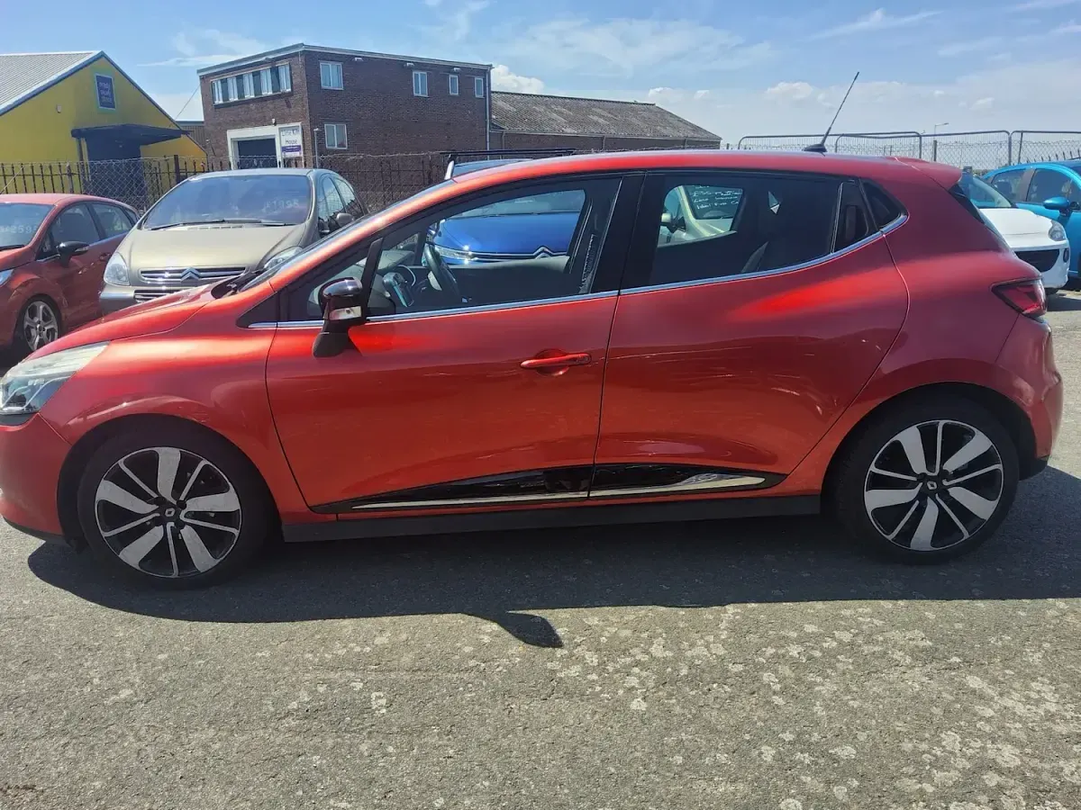 Used Renault Clio Dynamique 90 HP (66 kW) 2014 Red Hatchback