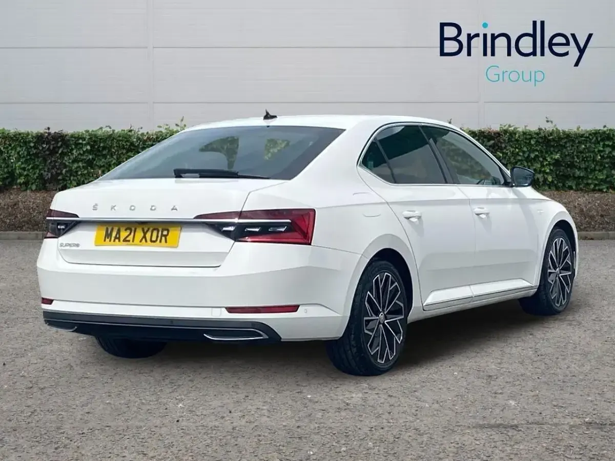 Used Skoda Superb LAURIN & KLEMENT 197 HP (144 kW) 2021 White Hatchback