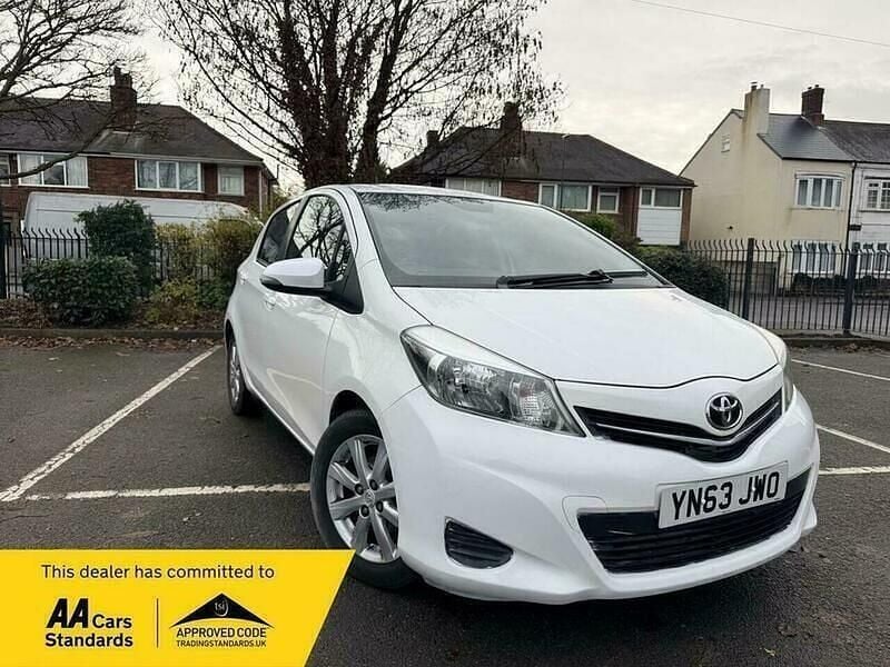 Used Toyota Yaris 99 HP (72 kW) 2013 White Hatchback