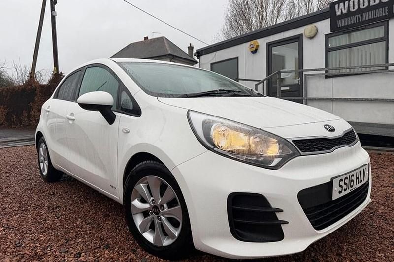 Used Kia Rio 84 HP (61 kW) 2016 White Hatchback
