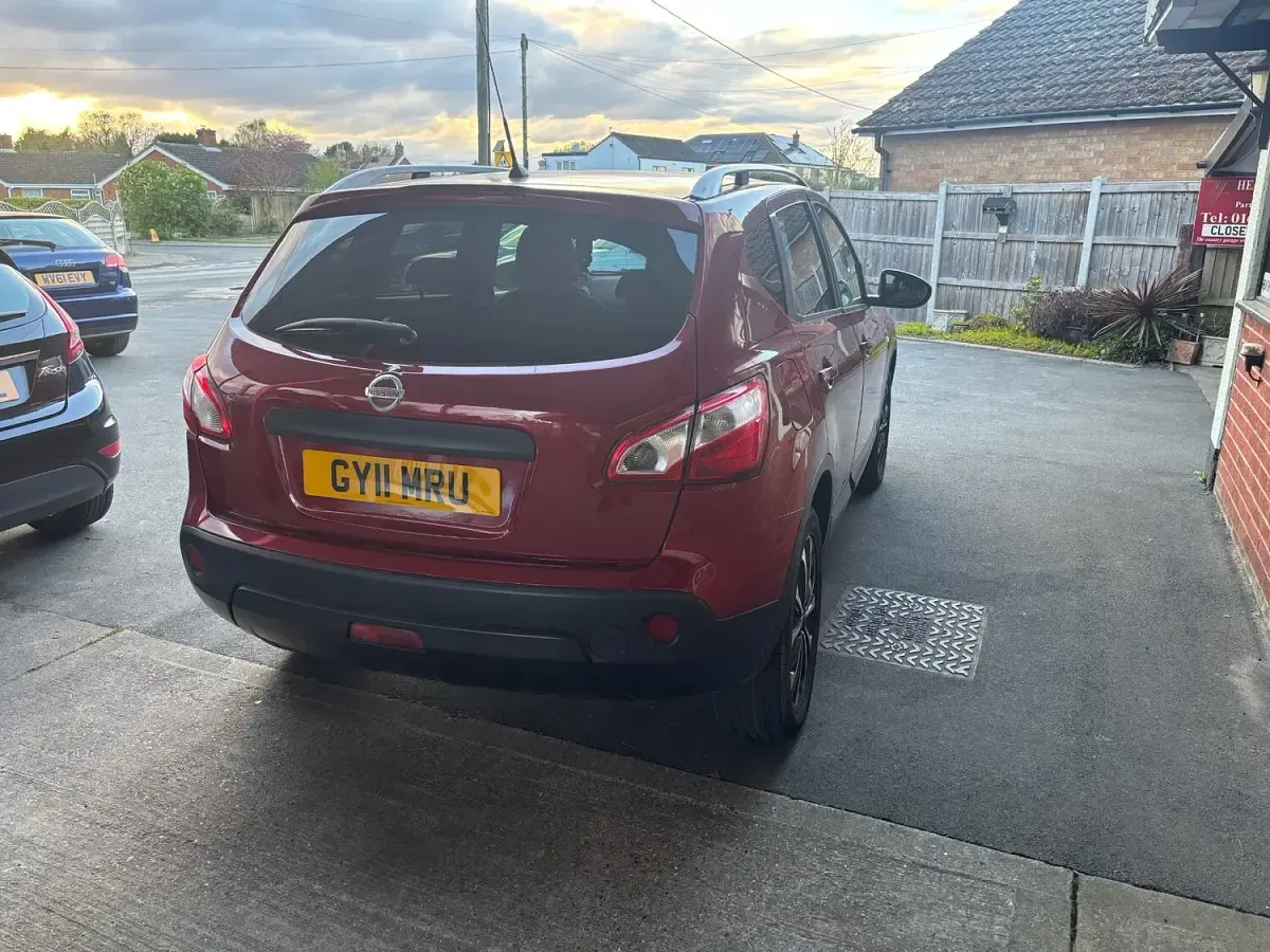 Used Nissan Qashqai N-TEC 110 HP (80 kW) 2011 Red SUV