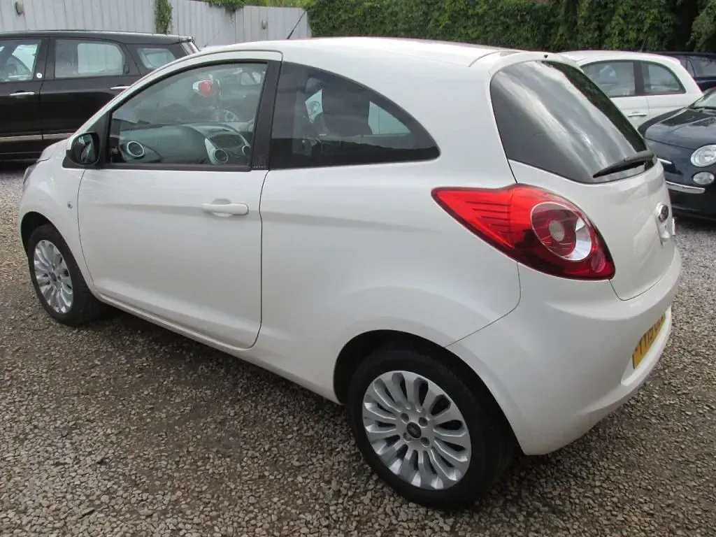 Used Ford Ka Zetec 69 HP (50 kW) 2015 White Hatchback