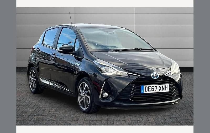 Used Toyota Yaris Hybrid 100 HP (73 kW) 2017 Black Hatchback