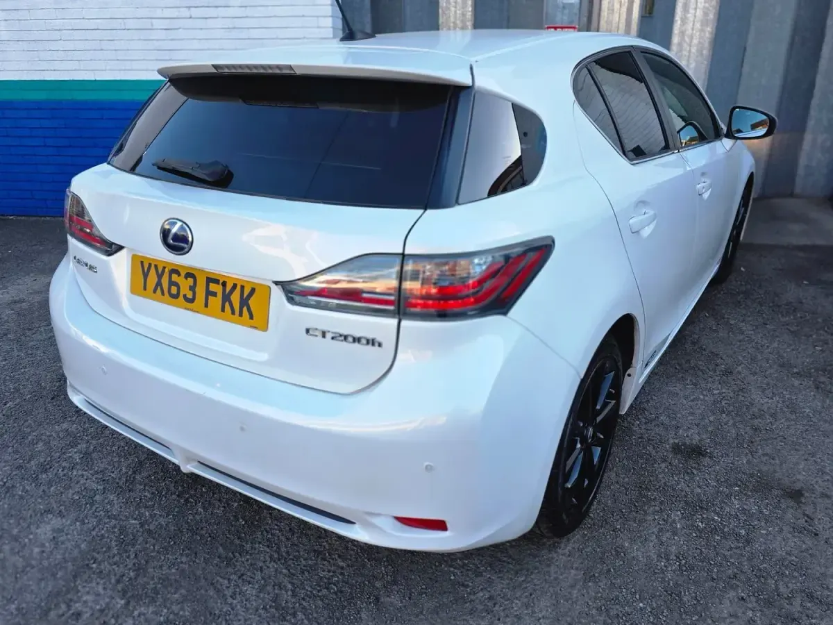 Used Lexus CT200h Luxury Line 2014 White Hatchback