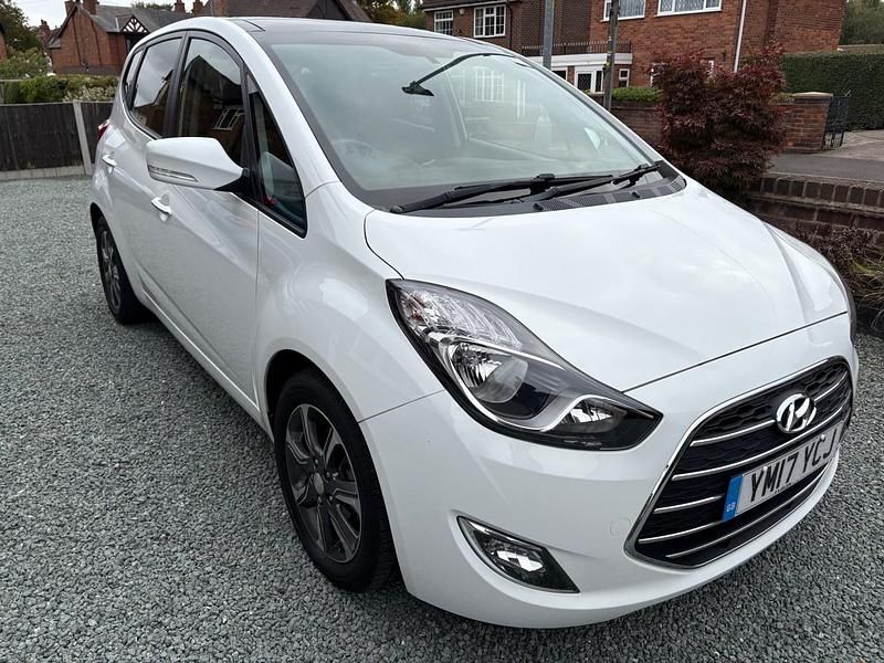 Used Hyundai ix20 Premium 90 HP (66 kW) 2017 White Hatchback