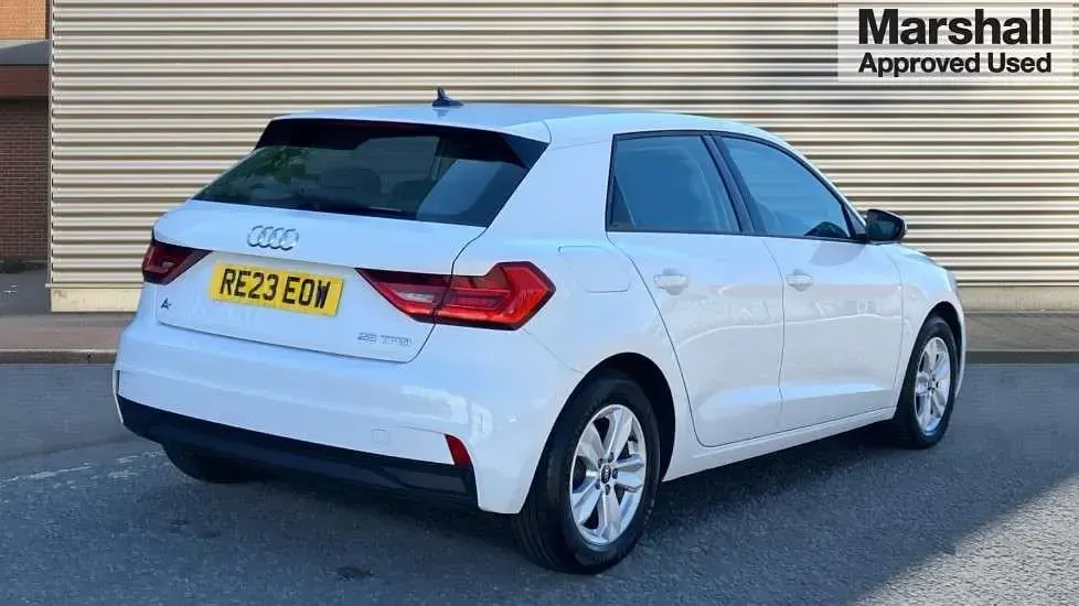 Używany Audi A1 Design 95 KM (69 kW) 2023 Biały SUV