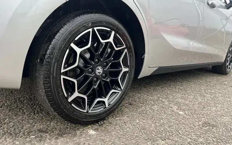 New MG MG4 EV 117 kW (160 HP) 2026 Silver Hatchback