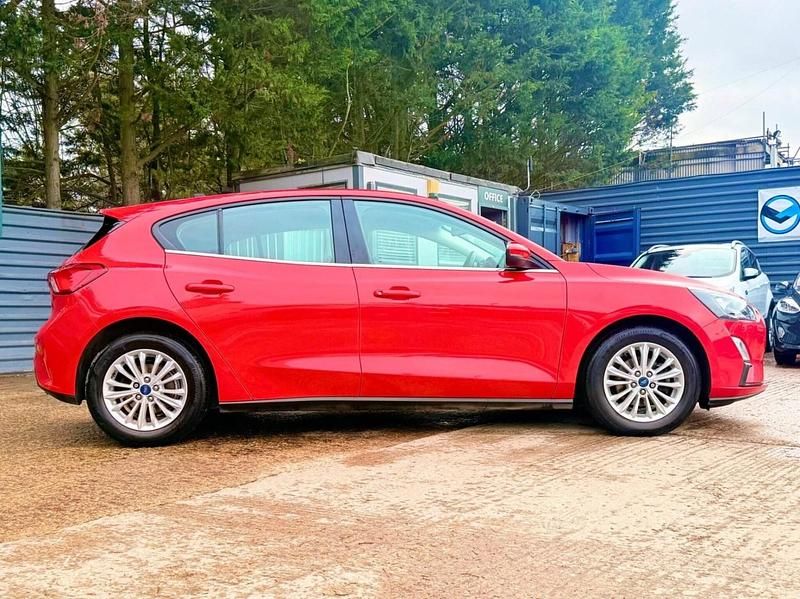 Used Ford Focus Titanium 120 HP (88 kW) 2021 Red Hatchback