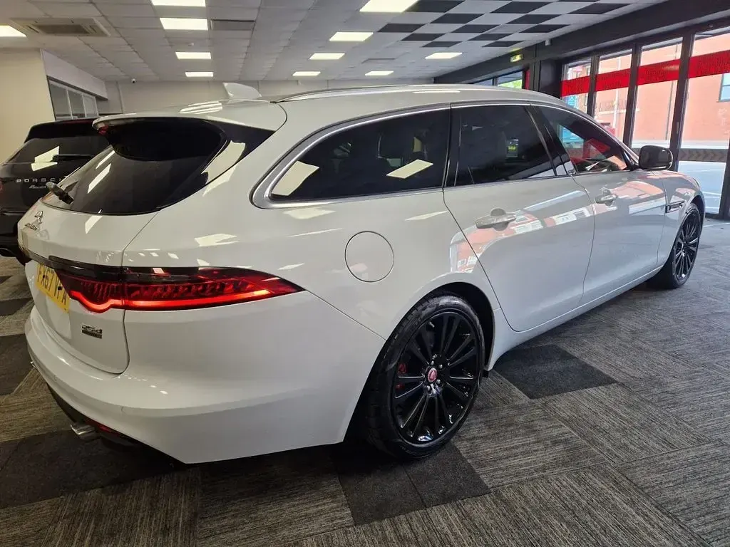 Used Jaguar XF Sportbrake Portfolio 240 HP (176 kW) 2017 White Estate