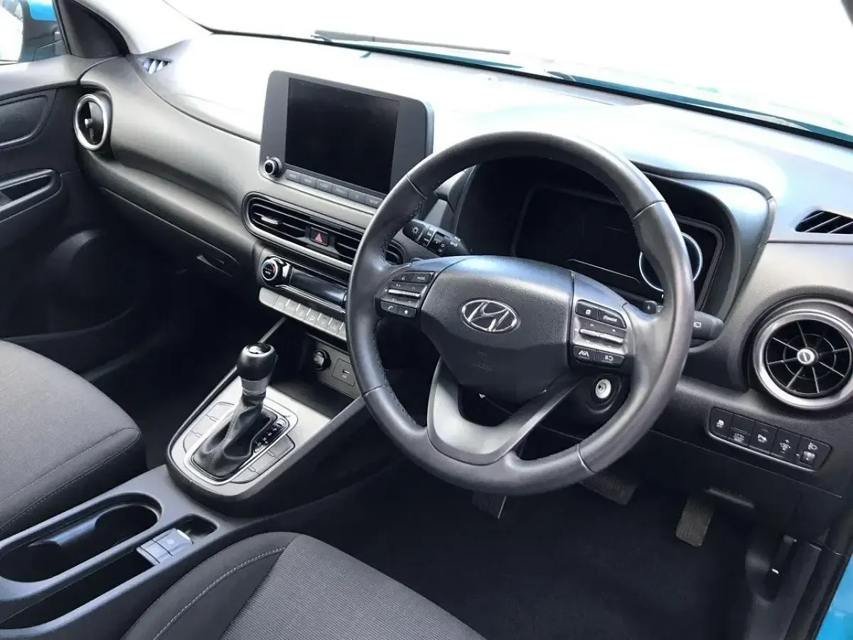 Używany Hyundai Kona SE 141 KM (103 kW) 2023 Niebieski SUV
