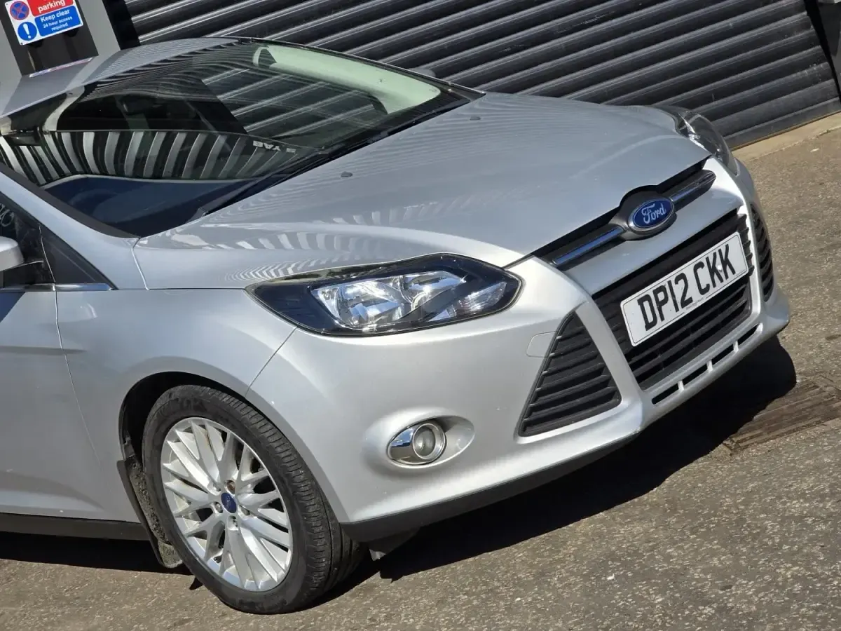 Usado Ford Focus Zetec 125 HP (91 kW) 2012 Prateado Citadino
