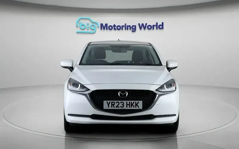 Usado Mazda 2 75 HP (55 kW) 2023 Branco Citadino