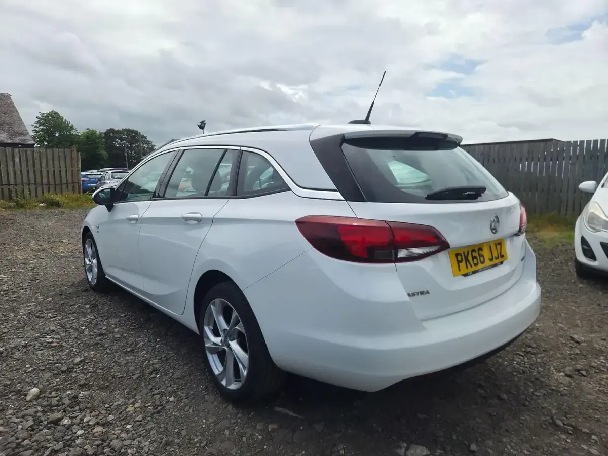 Used Vauxhall Astra SRi 150 HP (110 kW) 2016 White Estate