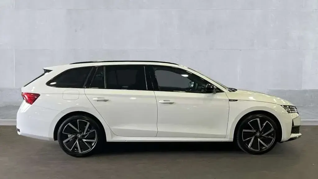 Used Skoda Octavia SportLine 150 HP (110 kW) 2025 White Estate