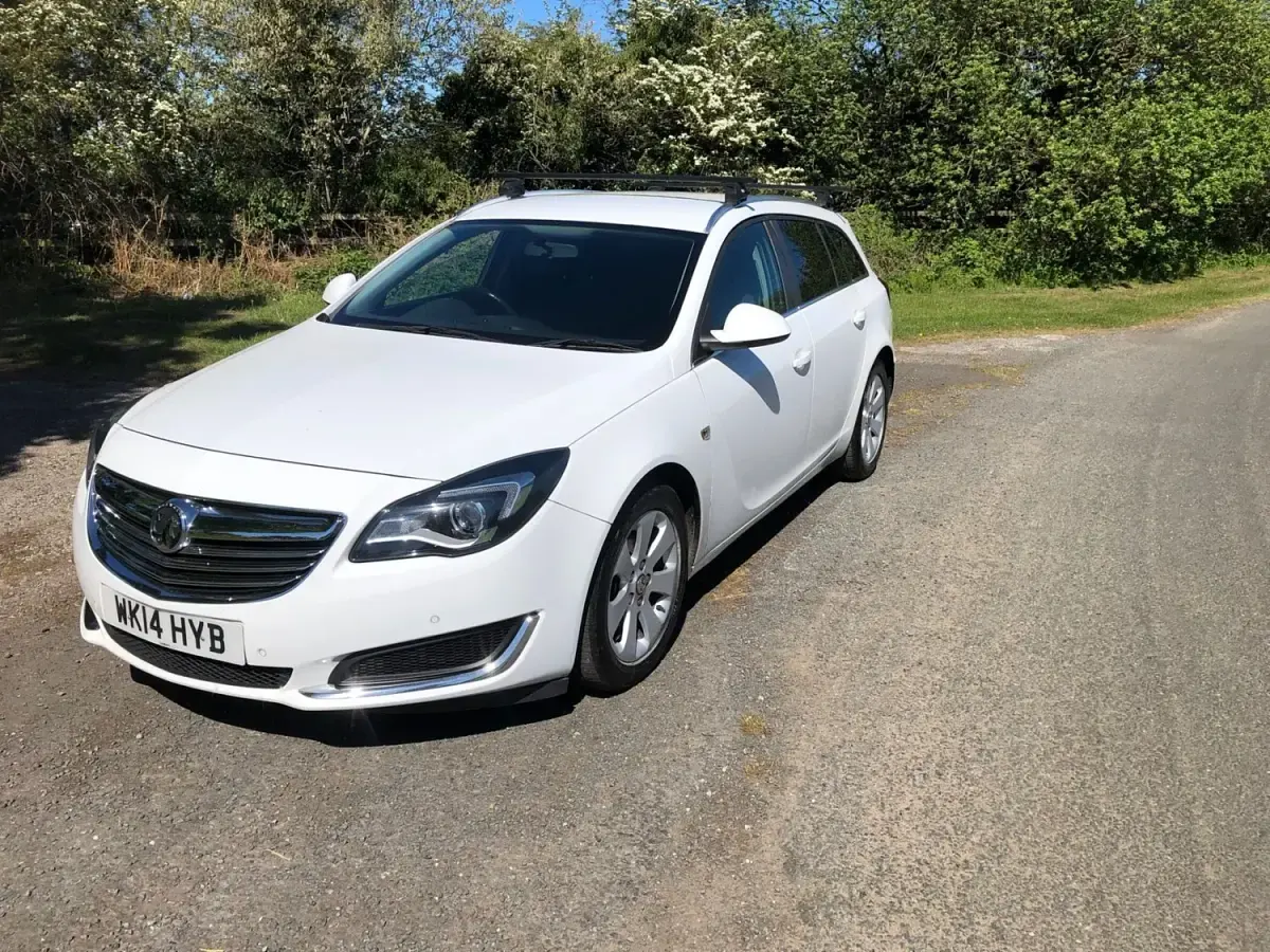 Second-hand Vauxhall Insignia Design Edition 140 CP (102 kW) 2014 Alb Break