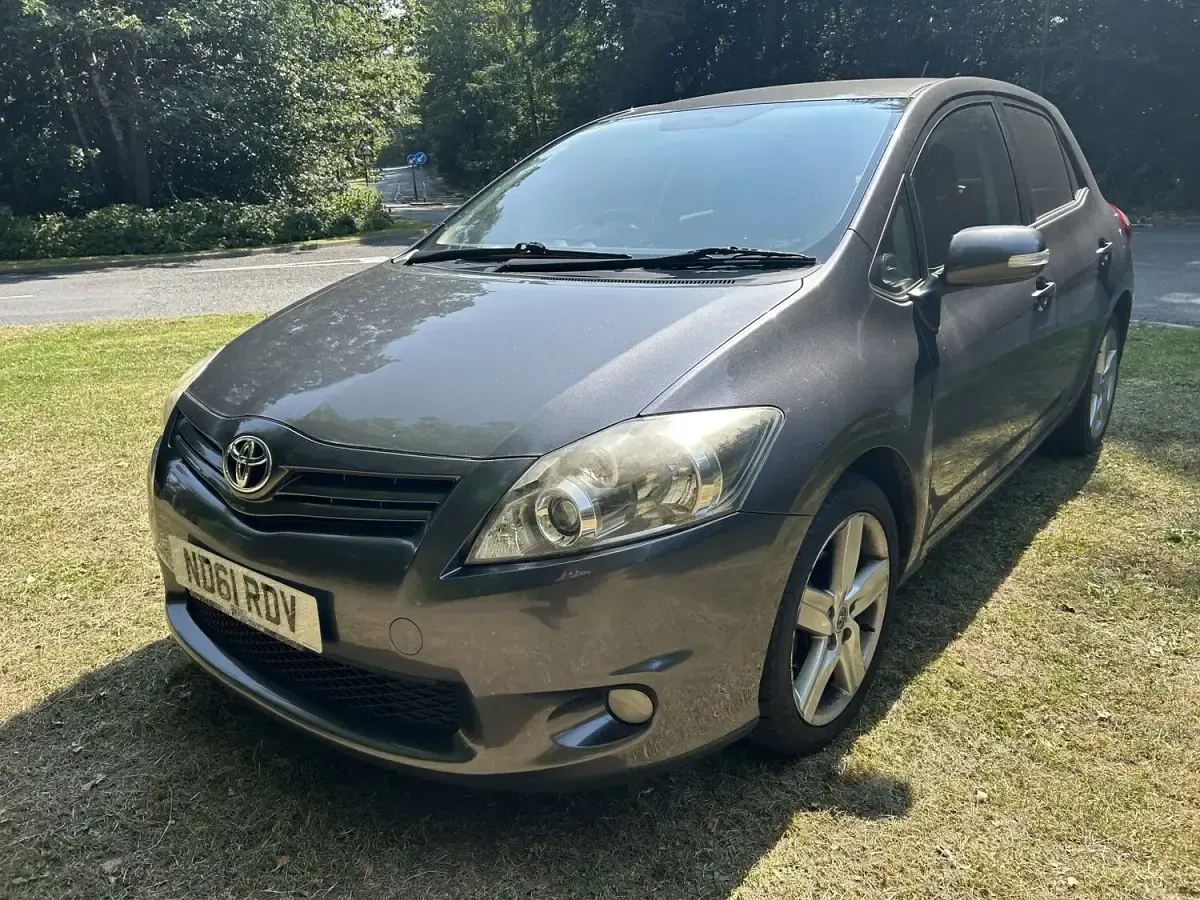 Used Toyota Auris SR 132 HP (97 kW) 2012 Grey Hatchback