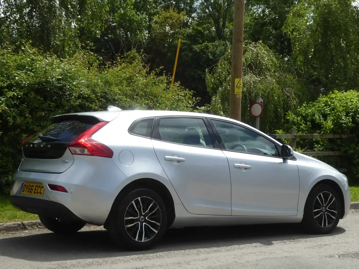 Used Volvo V40 Momentum 120 HP (88 kW) 2016 Silver Hatchback