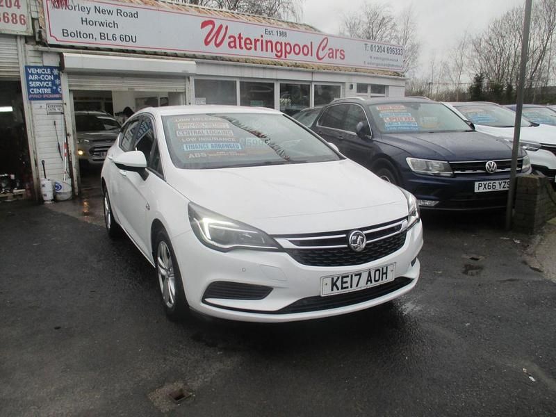 Used Vauxhall Astra Design Edition 105 HP (77 kW) 2017 White Hatchback