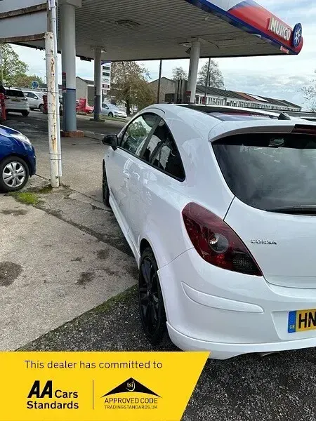 Used Vauxhall Corsa Edition 83 HP (61 kW) 2013 White Hatchback