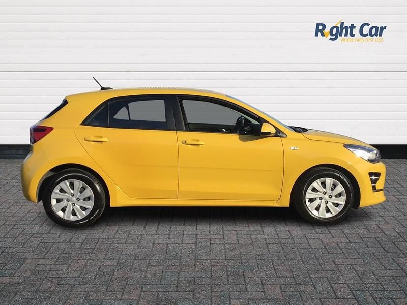 Begagnad Kia Rio 83 HK (61 kW) 2023 Gul Halvkombi