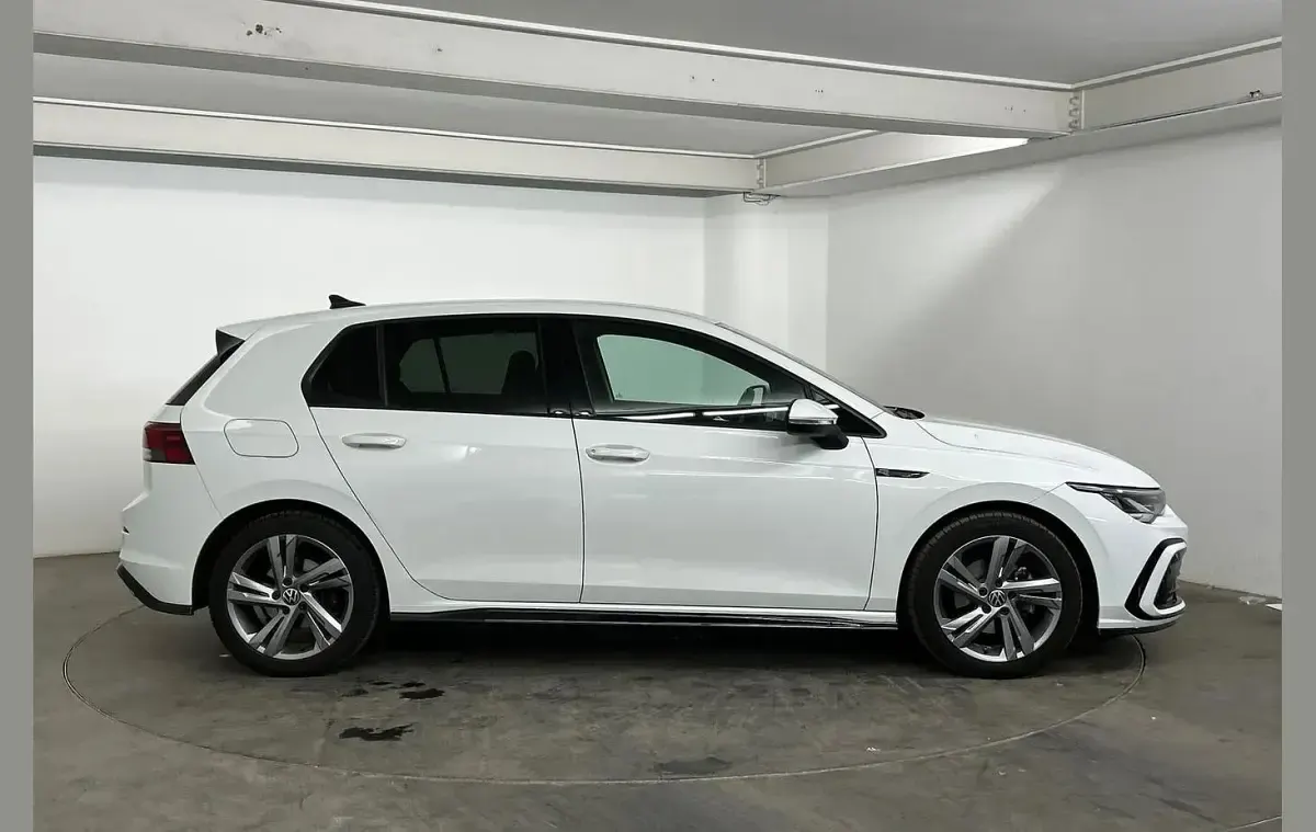 Używany VW Golf VIII R-line 150 KM (110 kW) 2023 Biały Hatchback