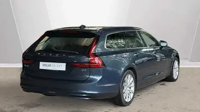 Used Volvo V90 Momentum 194 HP (142 kW) 2022 Blue Estate