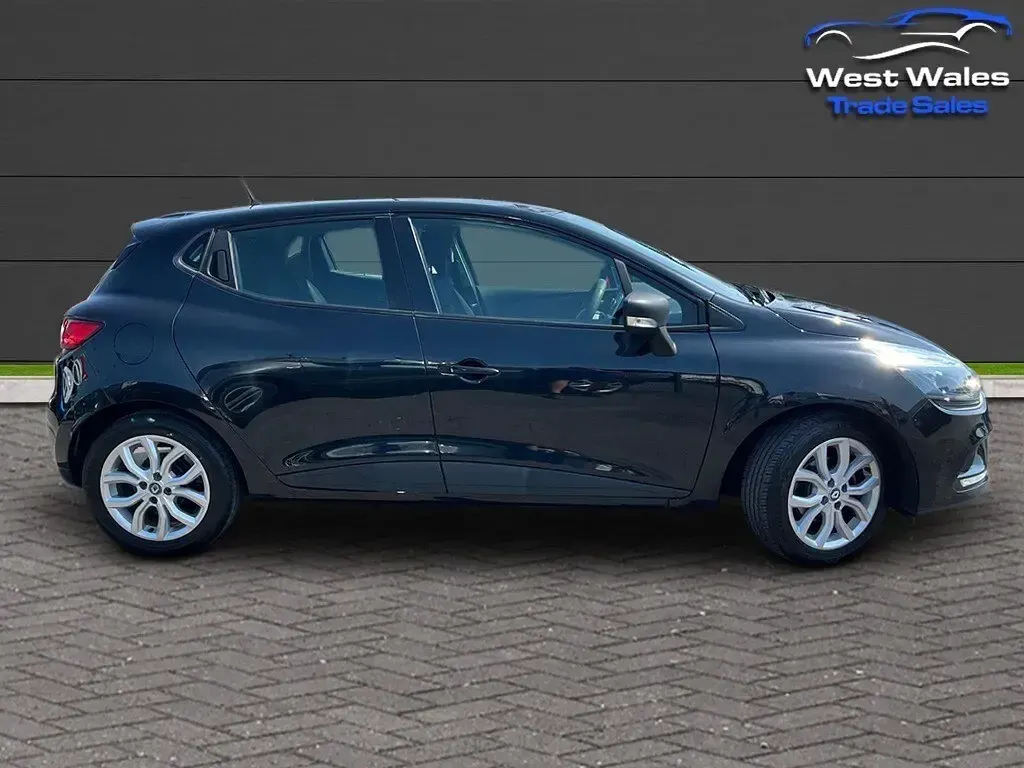 Used Renault Clio Play 90 HP (66 kW) 2017 Black Hatchback