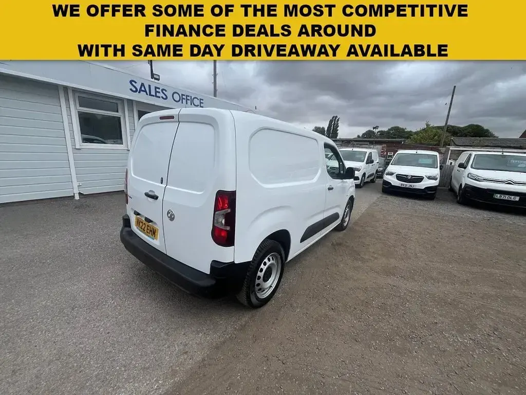 Used Vauxhall Combo 100 HP (73 kW) 2022 White MPV