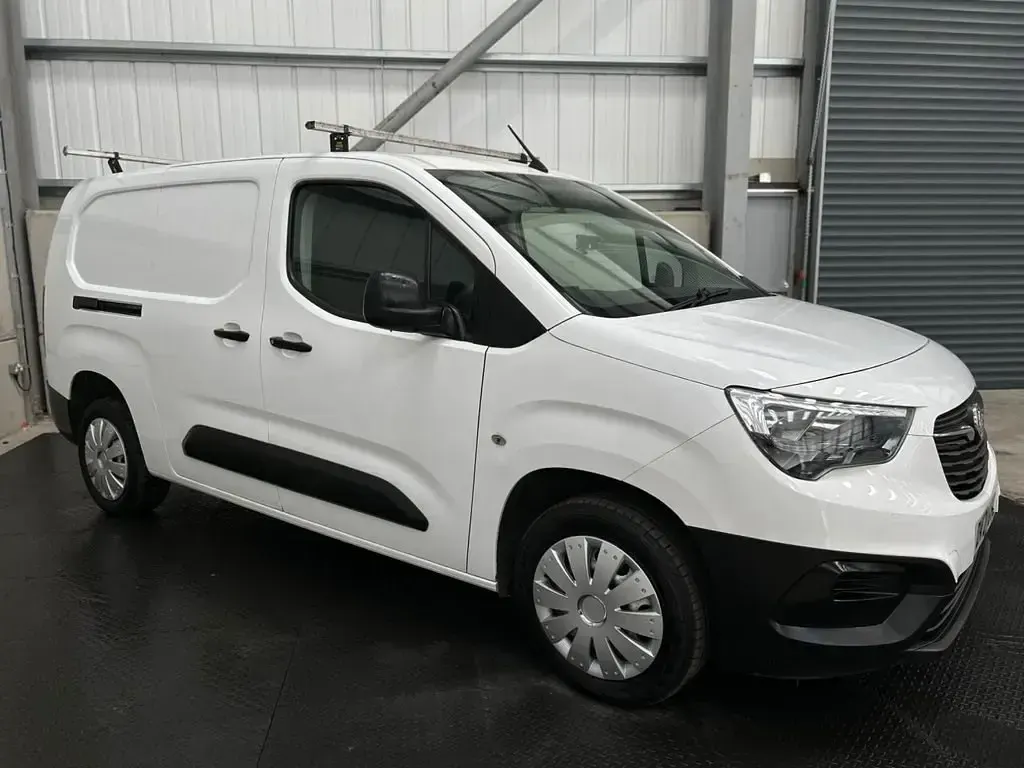 Usado Vauxhall Combo 100 HP (73 kW) 2021 Branco Monovolume