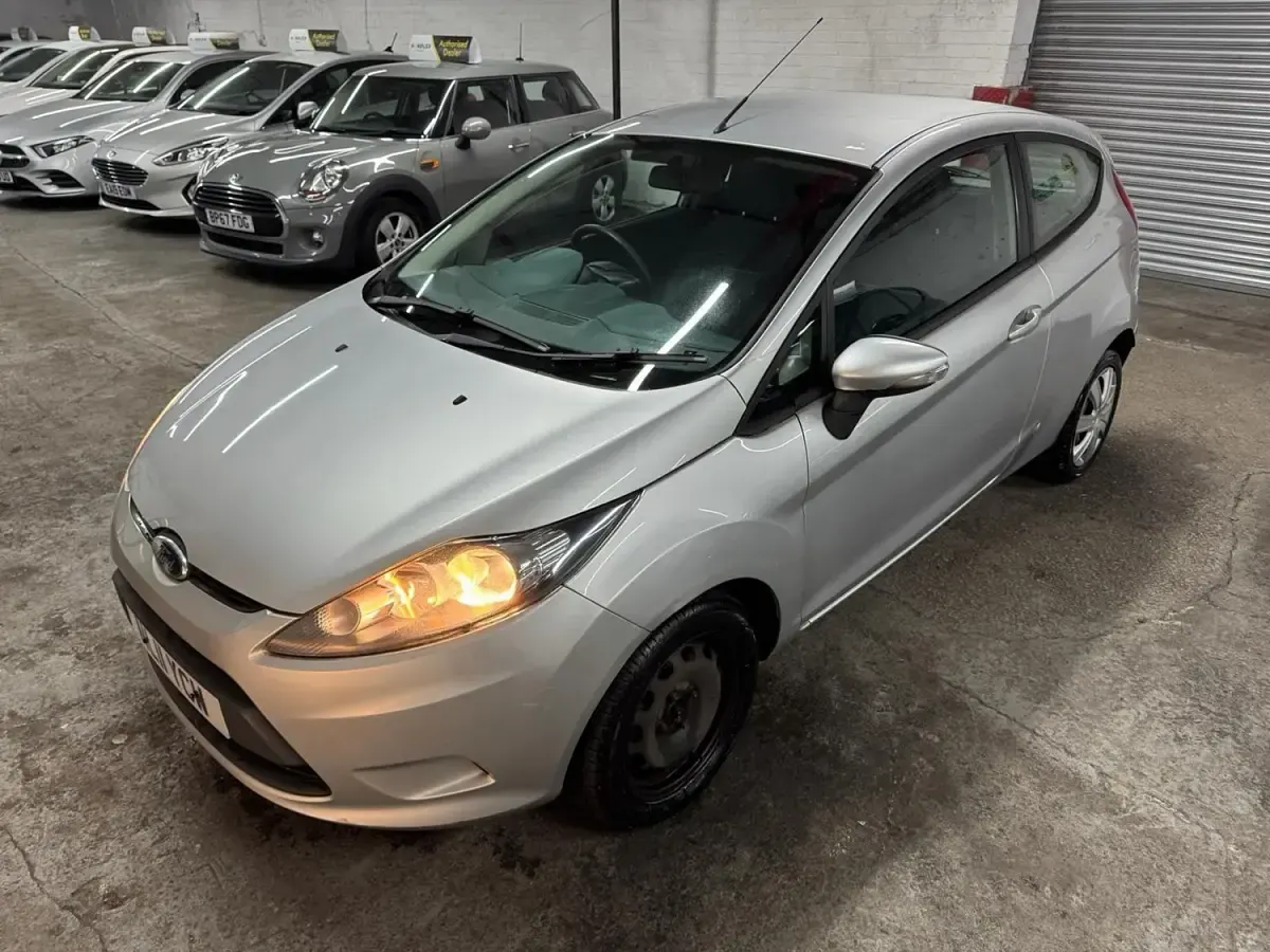 Second-hand Ford Fiesta 82 CP (60 kW) 2011 Argintiu Hatchback