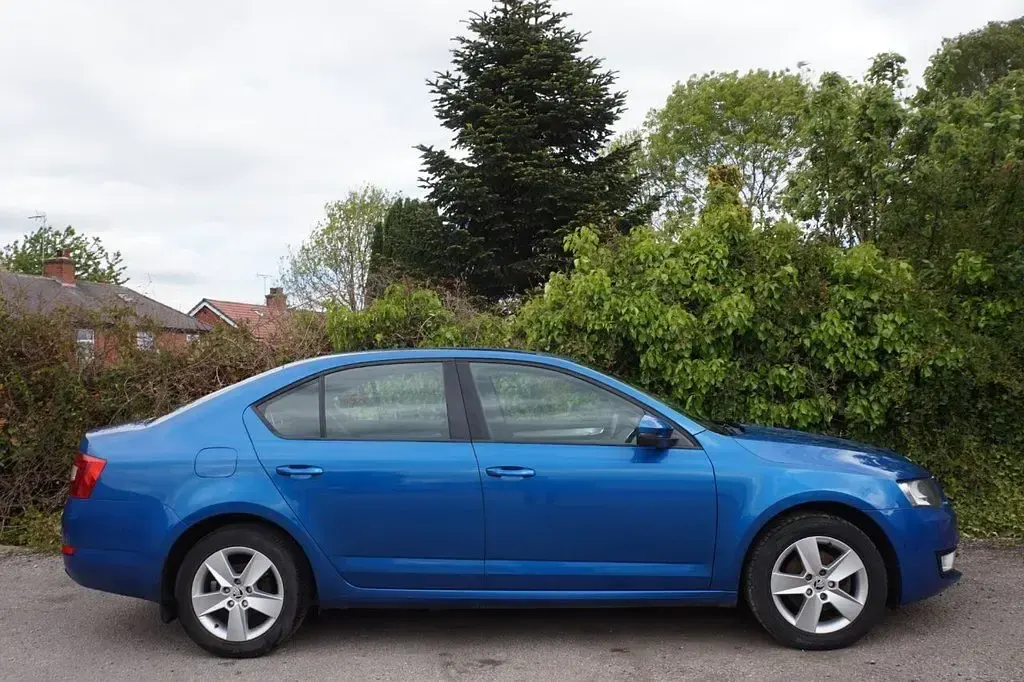 Used Skoda Octavia SE 140 HP (102 kW) 2015 Blue Estate