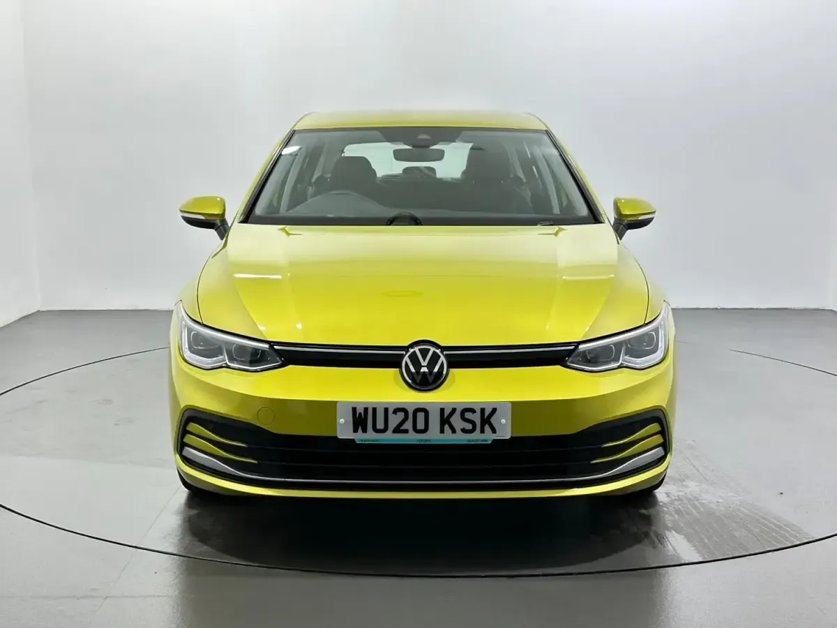 Begagnad VW Golf VIII Style 2020 Gul Halvkombi