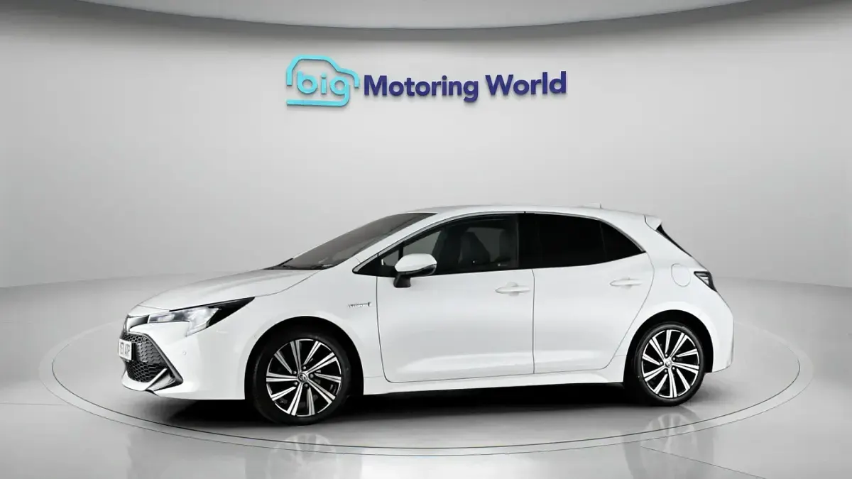 Used Toyota Corolla Design 122 HP (89 kW) 2021 White Hatchback