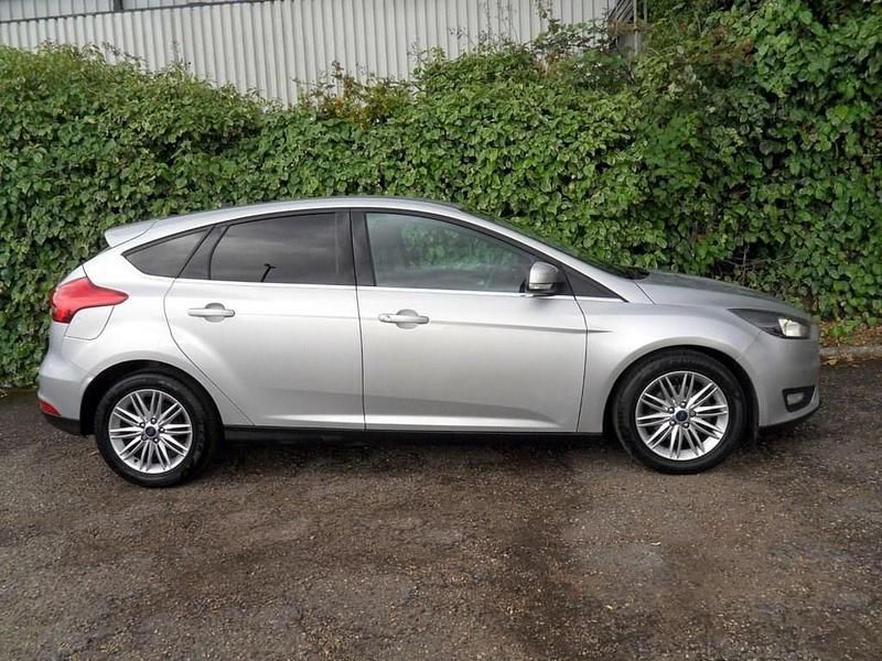 Used Ford Focus Zetec 125 HP (91 kW) 2017 Silver Hatchback