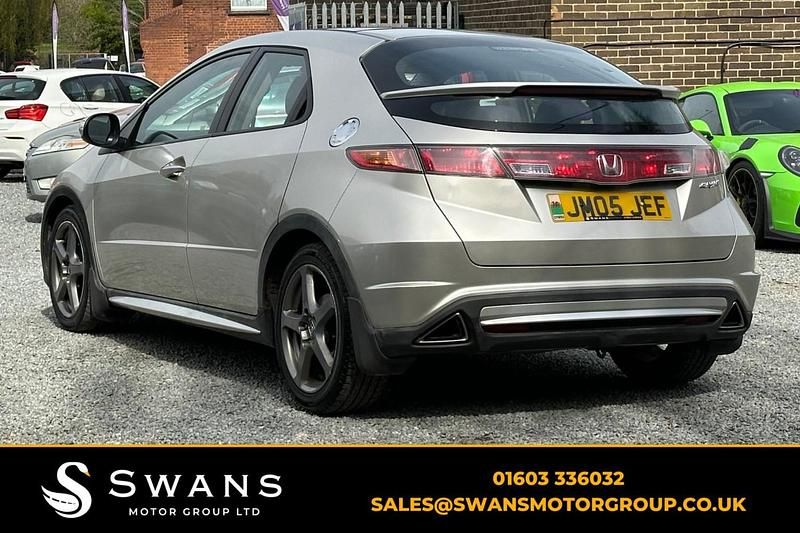 Begagnad Honda Civic ES 140 HK (102 kW) 2007 Silver Halvkombi