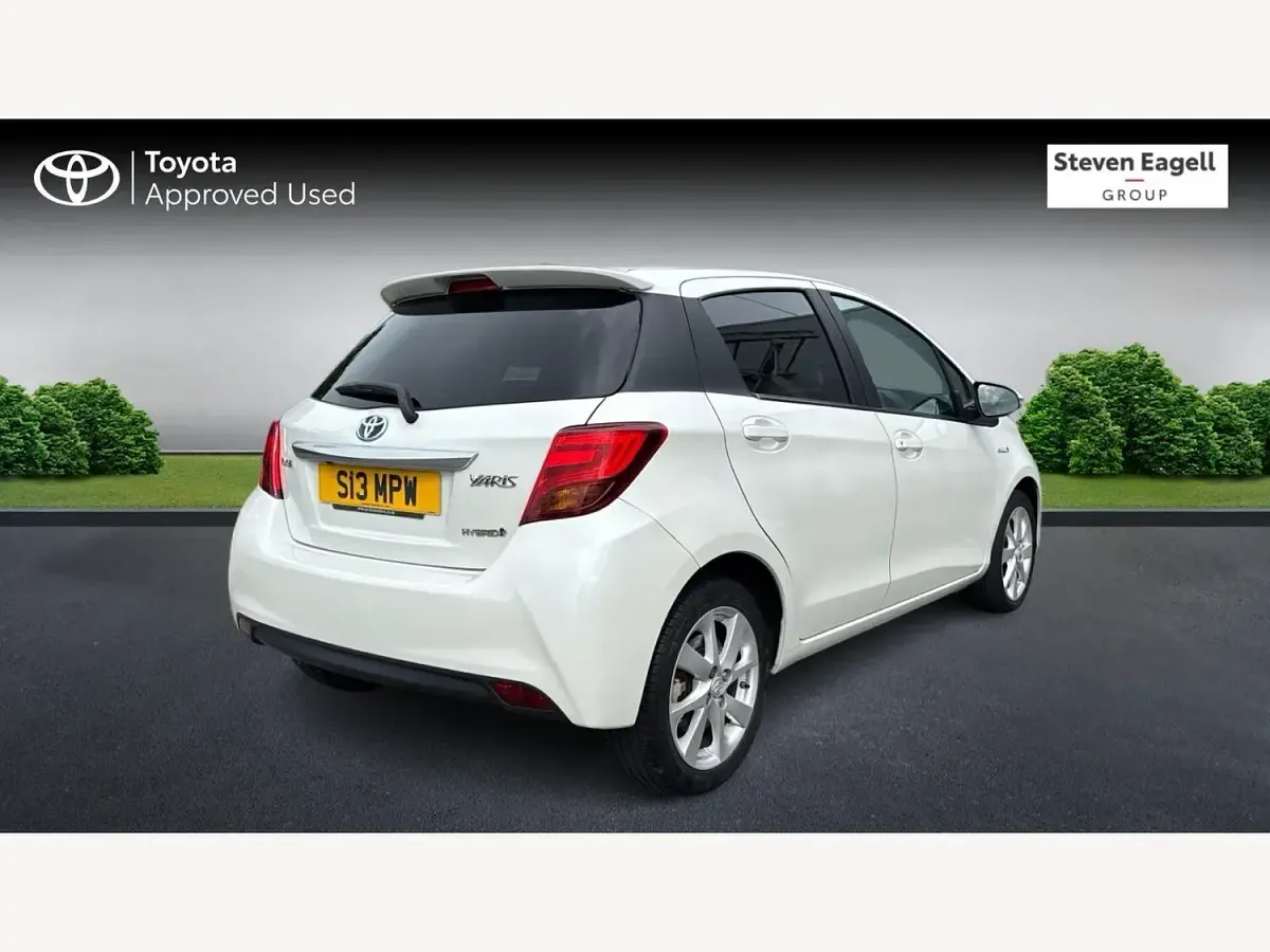 Used Toyota Yaris Sport 100 HP (73 kW) 2015 White Hatchback
