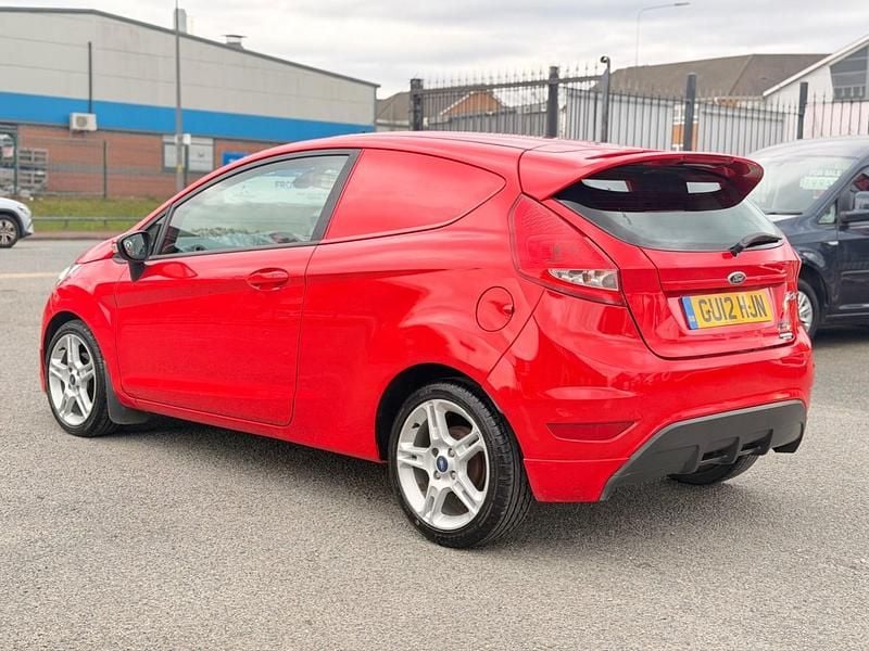 Second-hand Ford Fiesta Sport 2012 Roșu Van