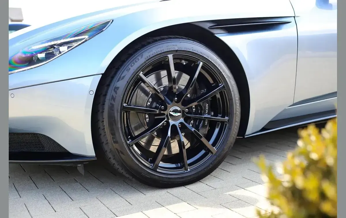 Used Aston Martin DB11 630 HP (463 kW) 2020 Silver Coupe